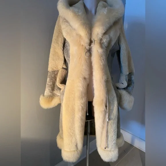 Genuine reversed lamb skin, coat with fox fur trim - Picture 1 of 8